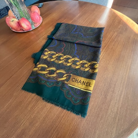 Chanel scarf in silk and wool. - Picture 3 of 8